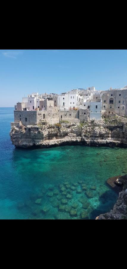 Villa Polignano A Mare: Sulla Piazza Di Domenico Modugno Extérieur photo
