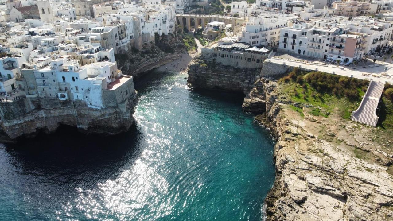 Villa Polignano A Mare: Sulla Piazza Di Domenico Modugno Extérieur photo