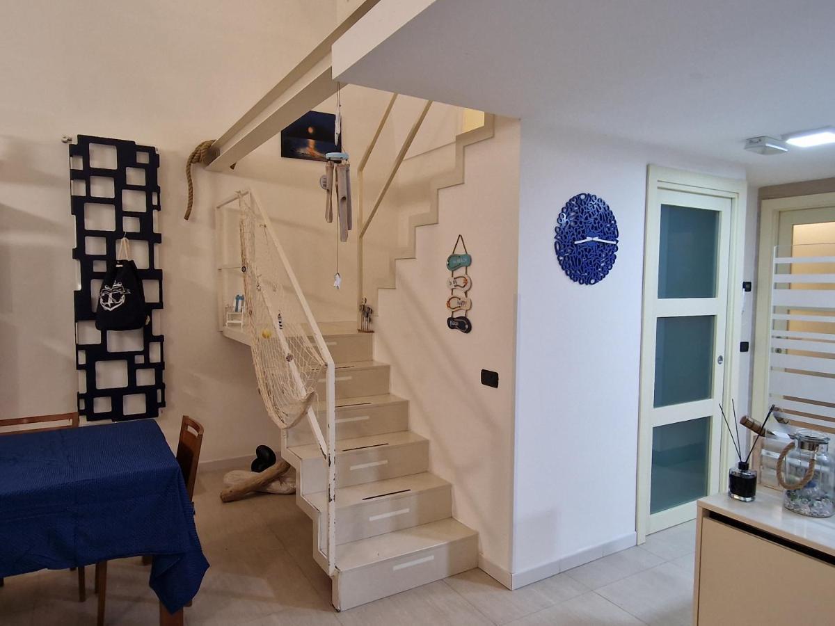 Villa Polignano A Mare: Sulla Piazza Di Domenico Modugno Extérieur photo