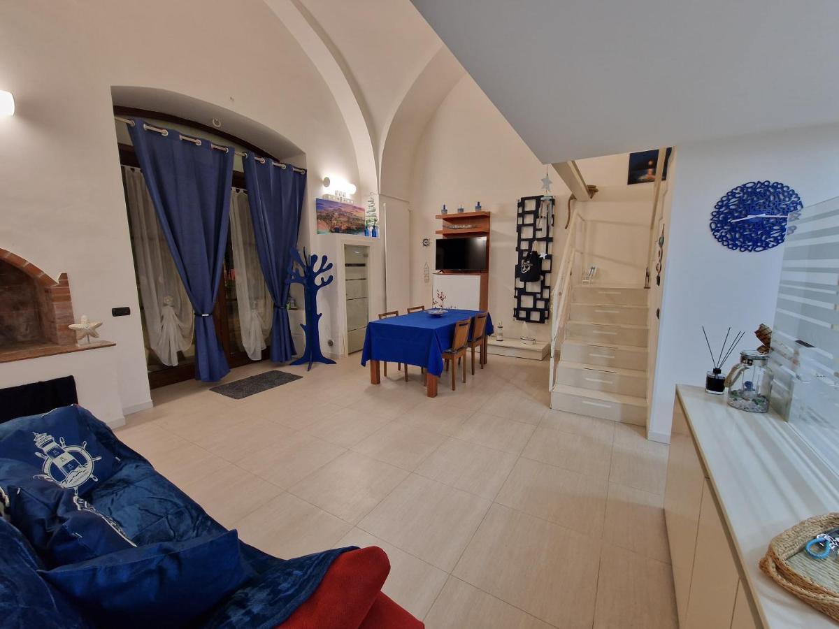 Villa Polignano A Mare: Sulla Piazza Di Domenico Modugno Extérieur photo