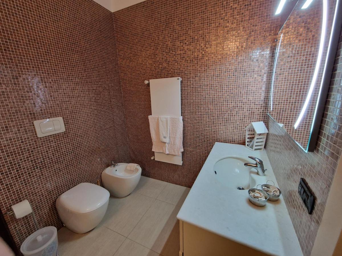 Villa Polignano A Mare: Sulla Piazza Di Domenico Modugno Extérieur photo