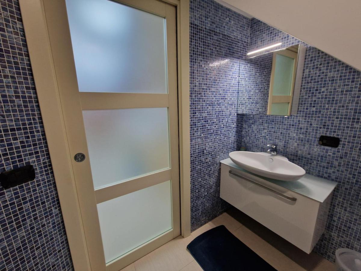 Villa Polignano A Mare: Sulla Piazza Di Domenico Modugno Extérieur photo