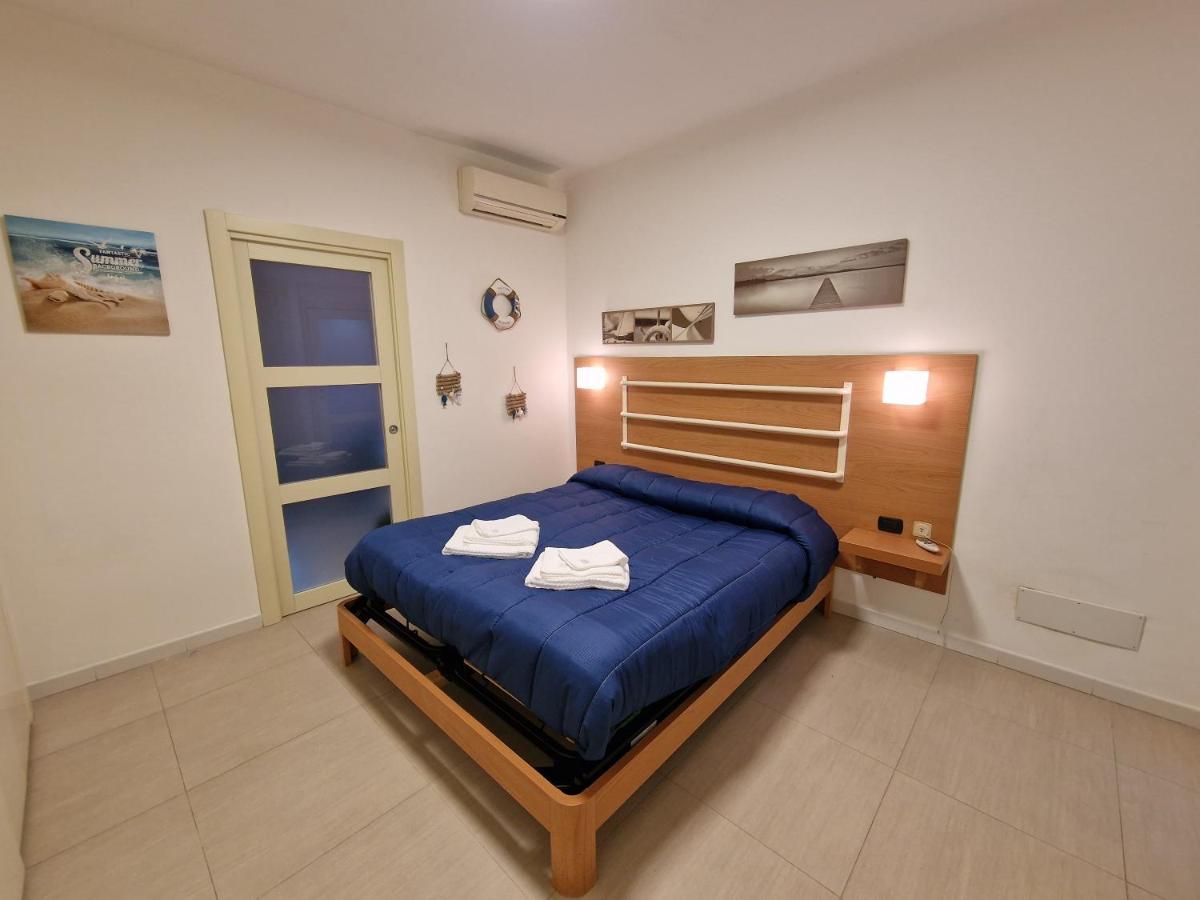 Villa Polignano A Mare: Sulla Piazza Di Domenico Modugno Extérieur photo