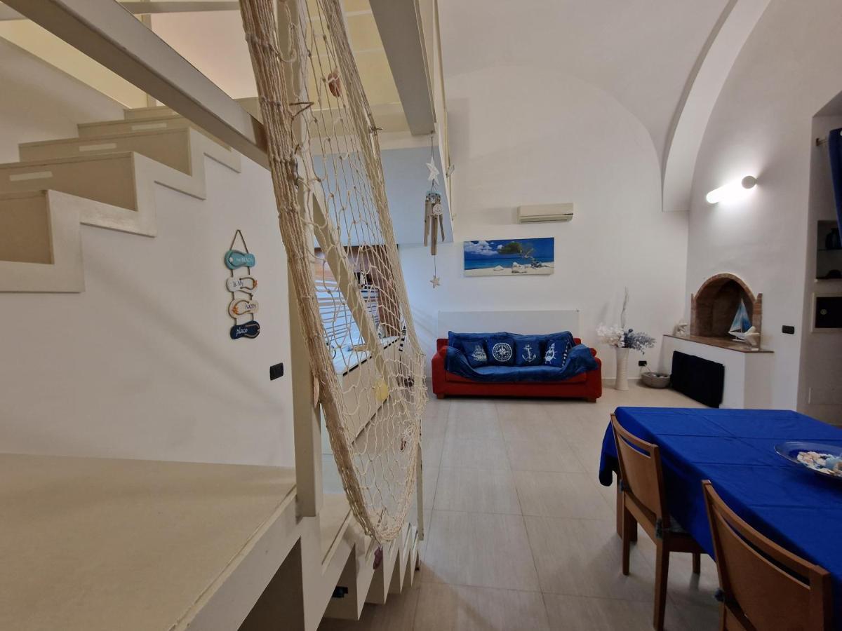 Villa Polignano A Mare: Sulla Piazza Di Domenico Modugno Extérieur photo