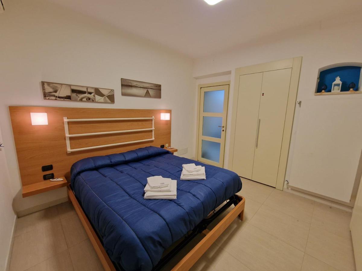 Villa Polignano A Mare: Sulla Piazza Di Domenico Modugno Extérieur photo