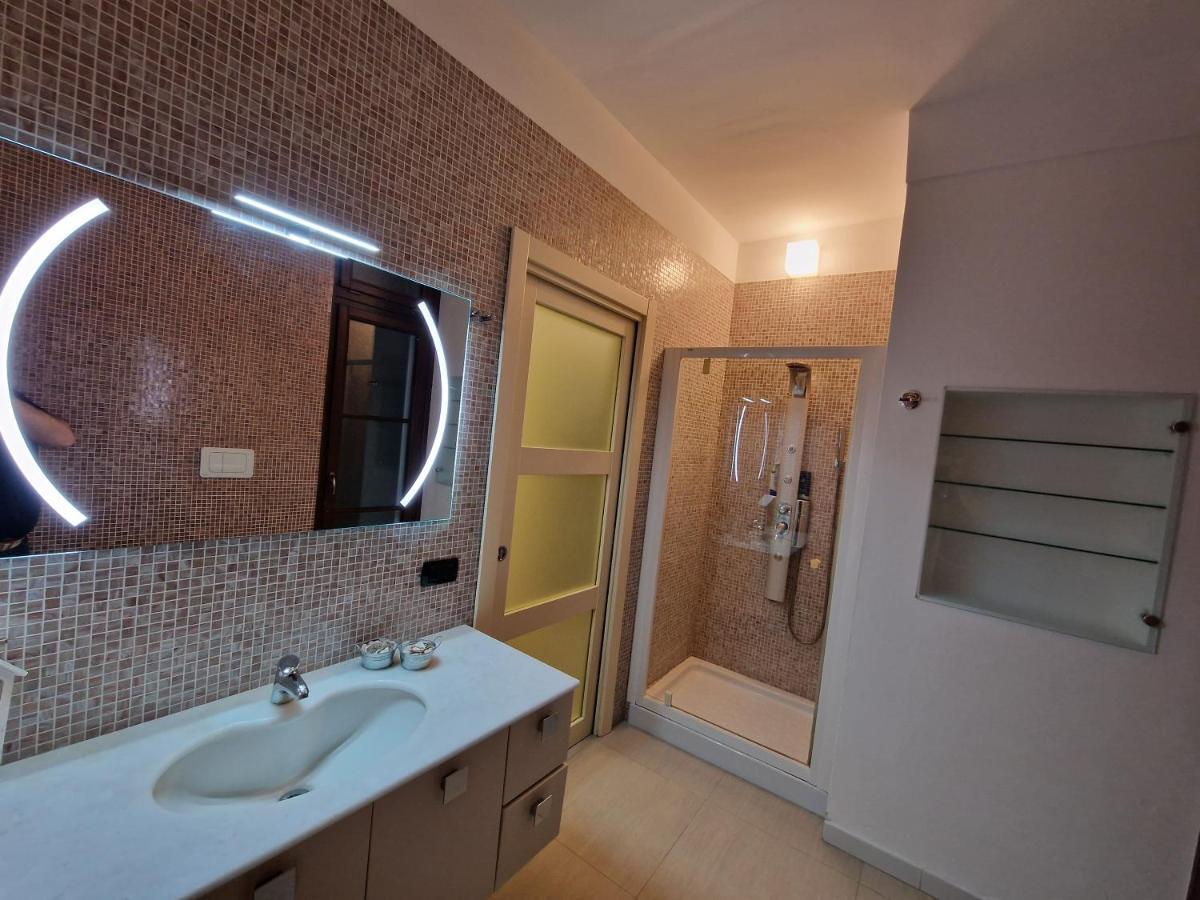 Villa Polignano A Mare: Sulla Piazza Di Domenico Modugno Extérieur photo
