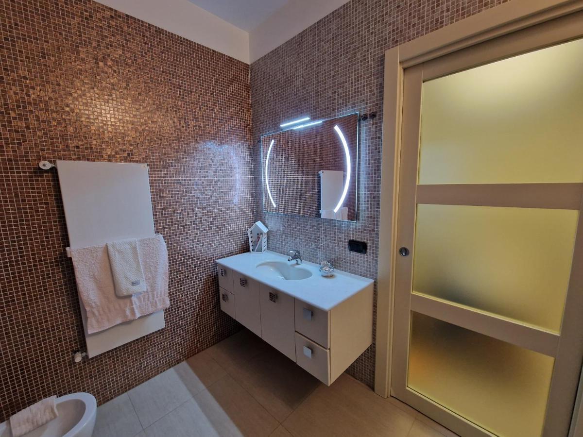 Villa Polignano A Mare: Sulla Piazza Di Domenico Modugno Extérieur photo